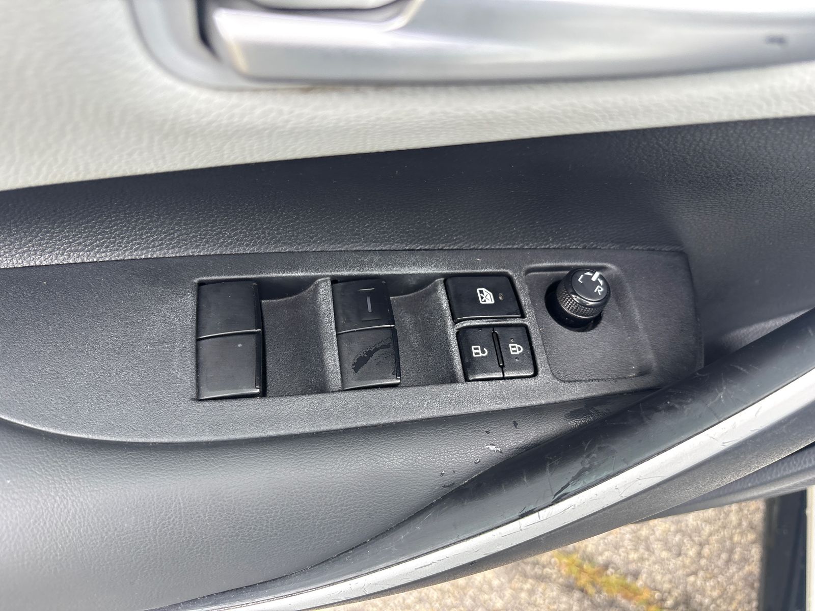 Used 2025 Ice Toyota SE image 12