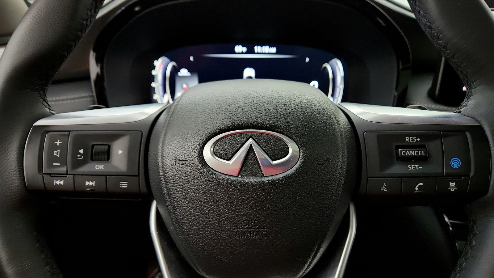 Used 2023 White INFINITI LUXE image 32