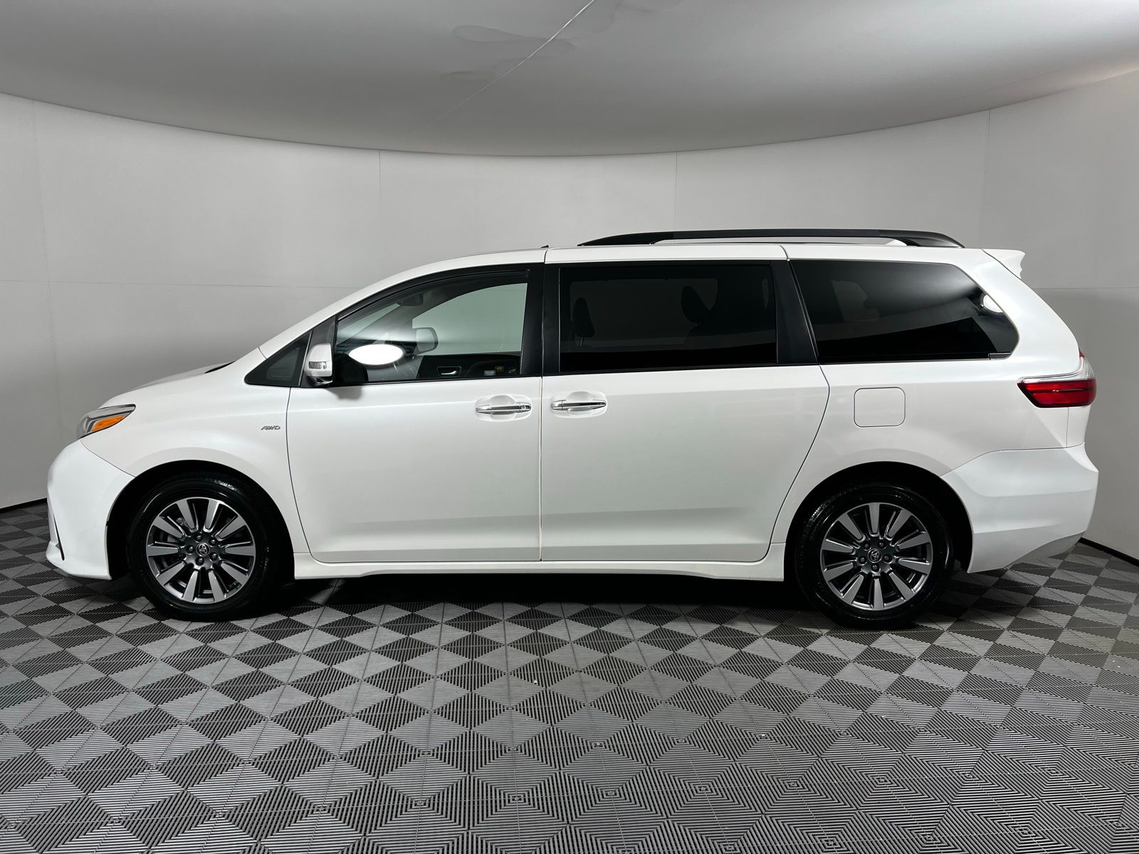 Thumbnail: 2020 Toyota Sienna - 8