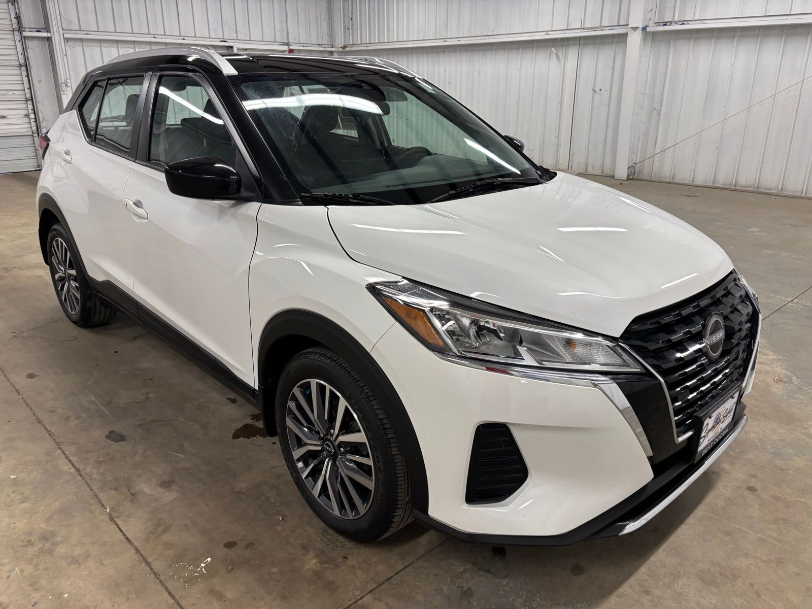 Aspen White Tricoat/Super Black 2024 Nissan Kicks SV FWD SUV / Crossover Front-Wheel Drive Continuously Variable Transmission