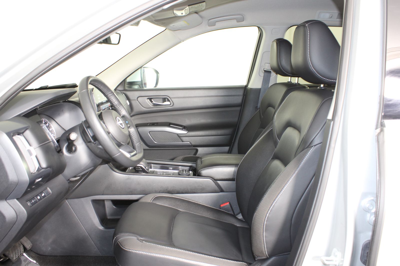 Used 2024 Silver Nissan SL image 12