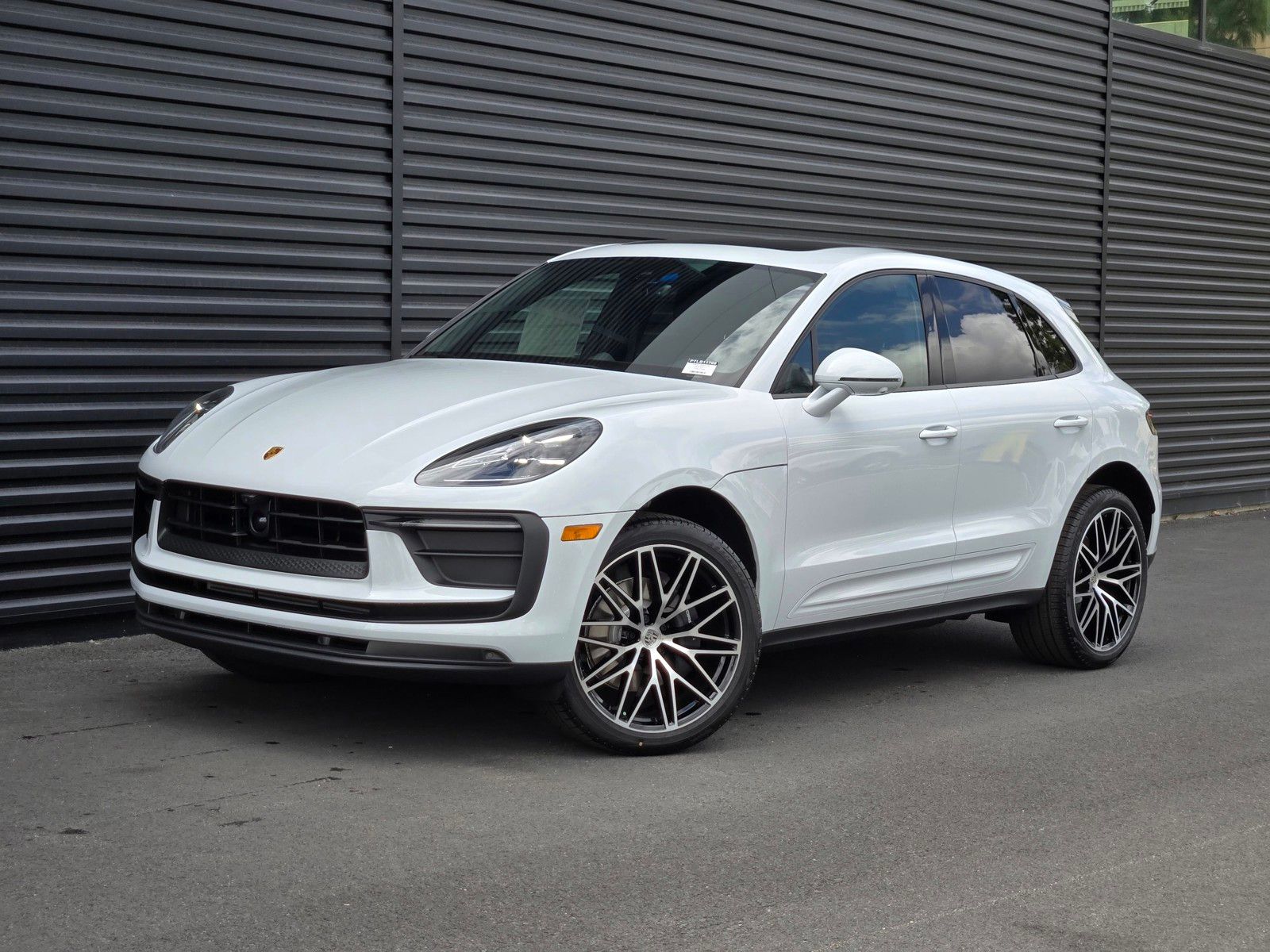 2026 Porsche Macan Base — full photo 1 of 27