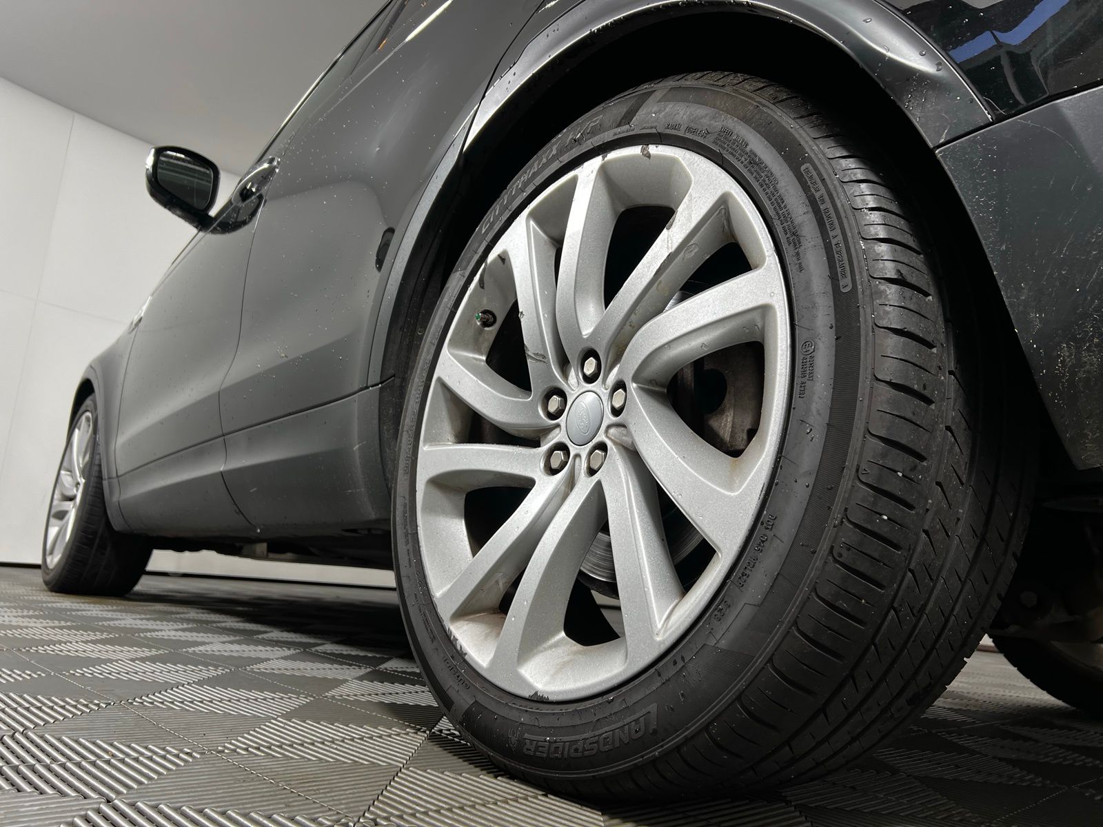 Thumbnail: 2017 Land Rover Discovery - 9