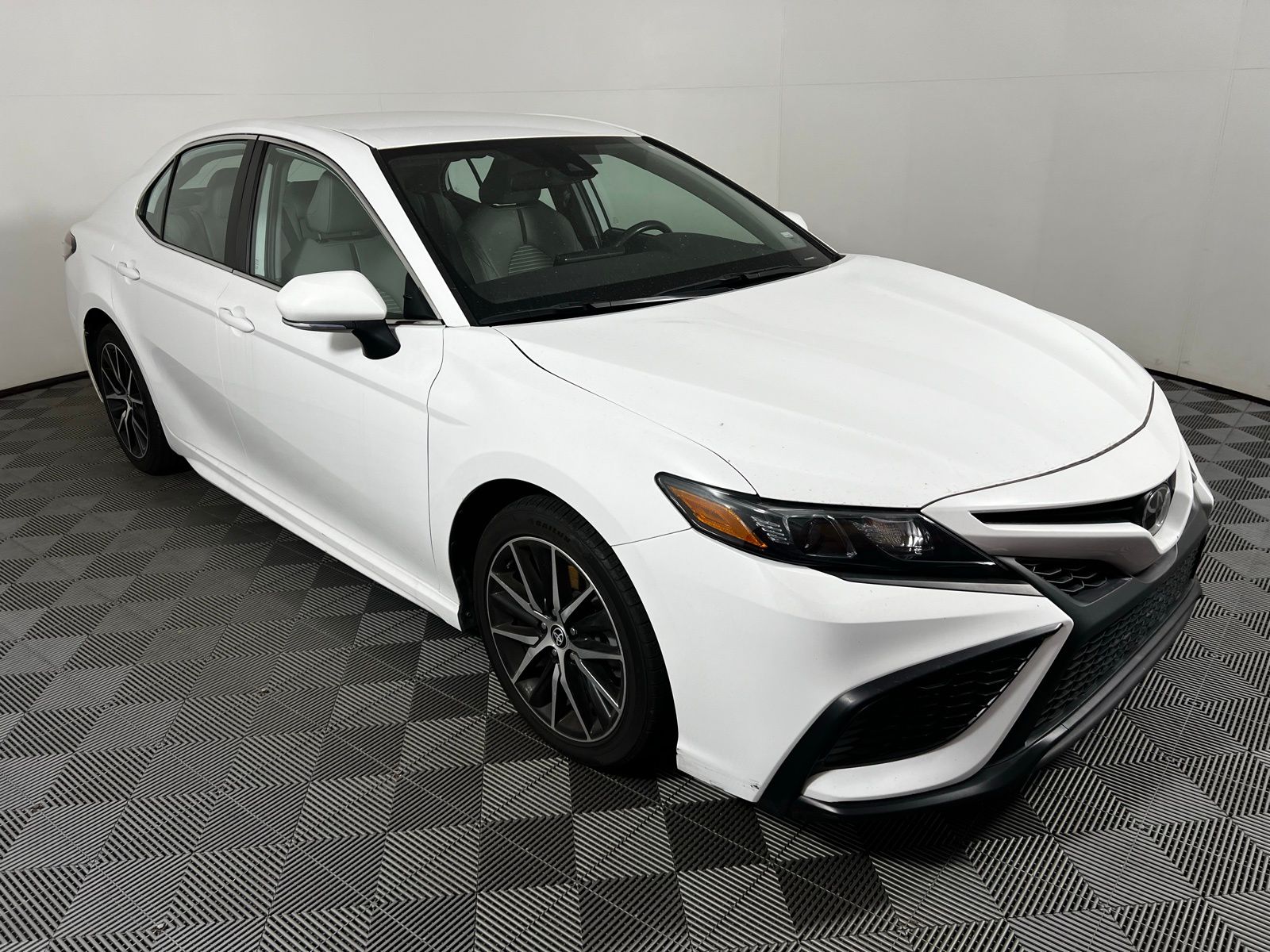 2023 Toyota Camry SE 3