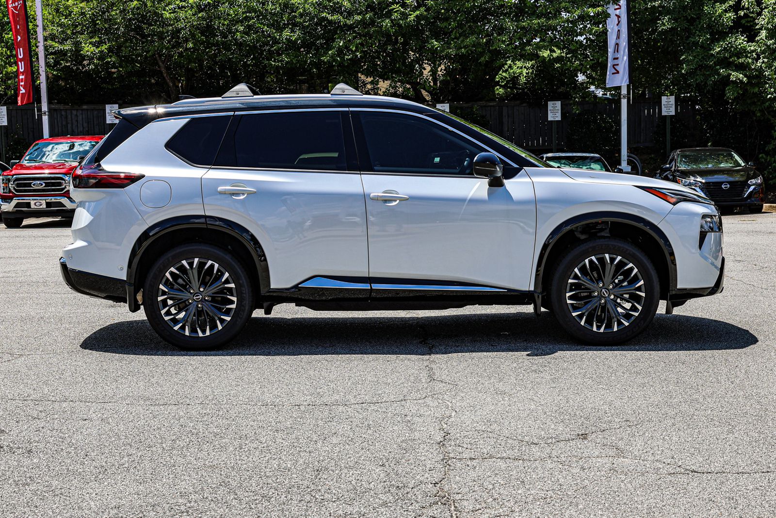 2025 Nissan Rogue Platinum photo 3