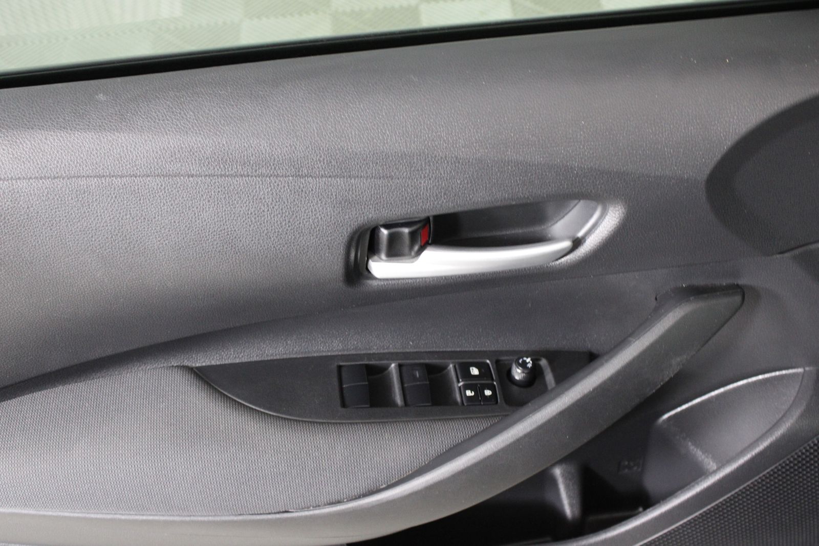 Used 2021  Toyota LE image 26