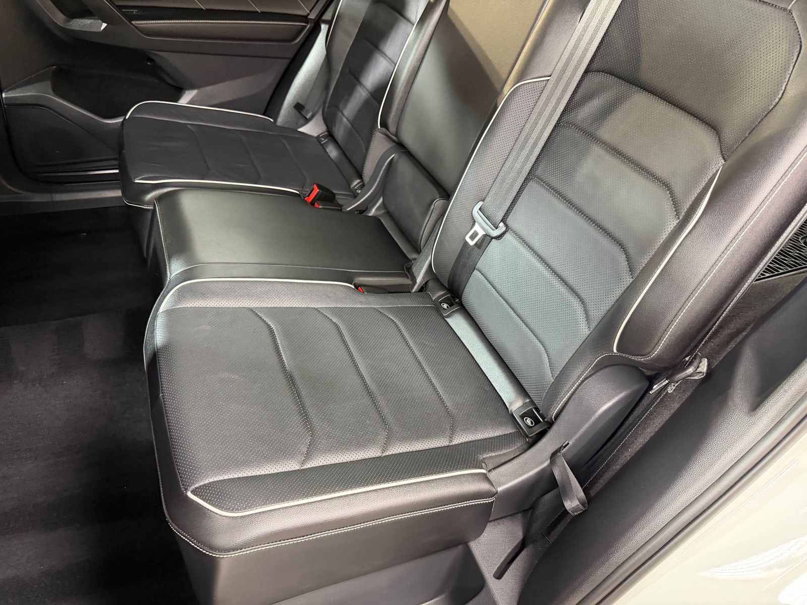 Used 2022  Volkswagen 2.0T SEL R-Line image 7