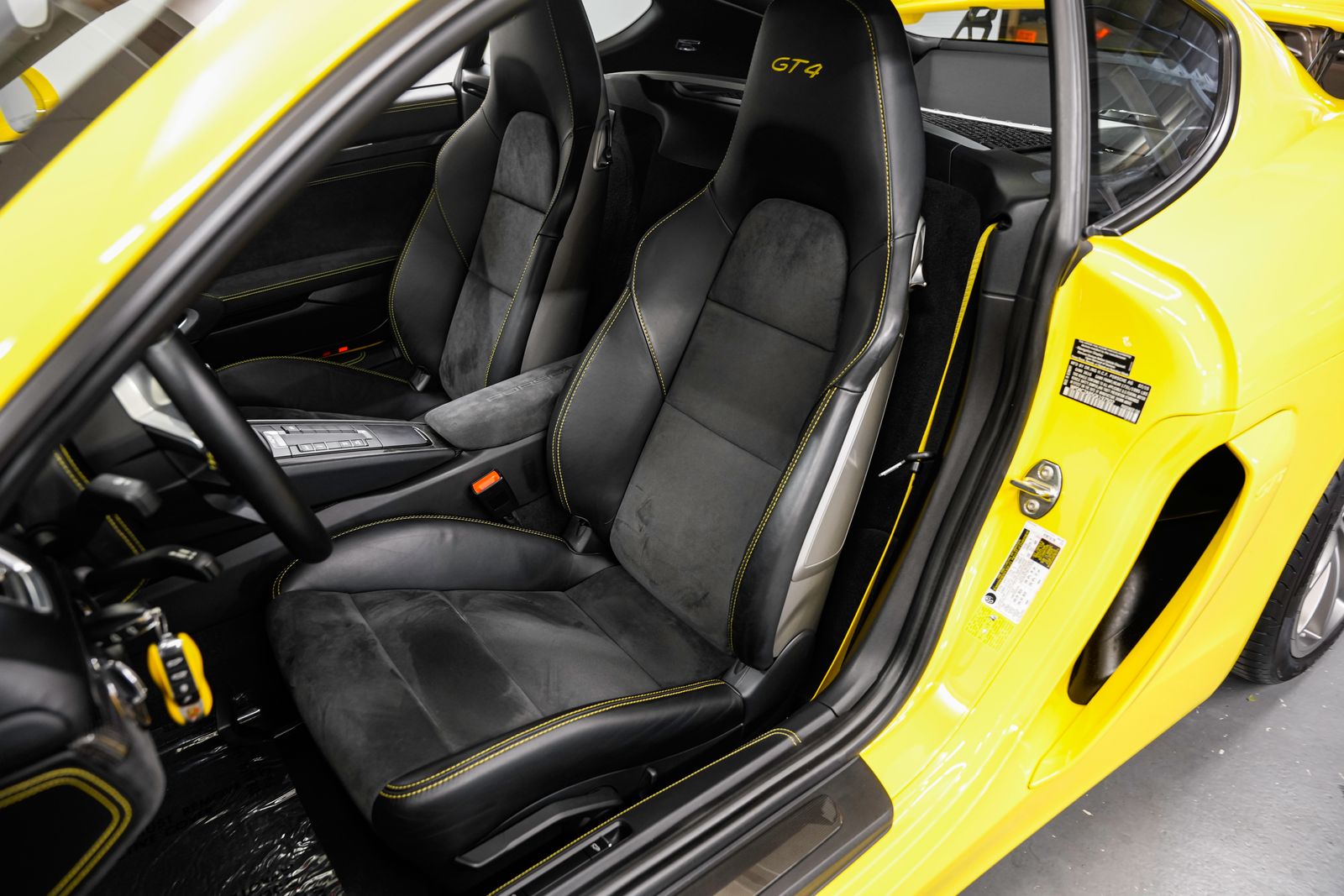 2016 Porsche Cayman GT4 — photo 20