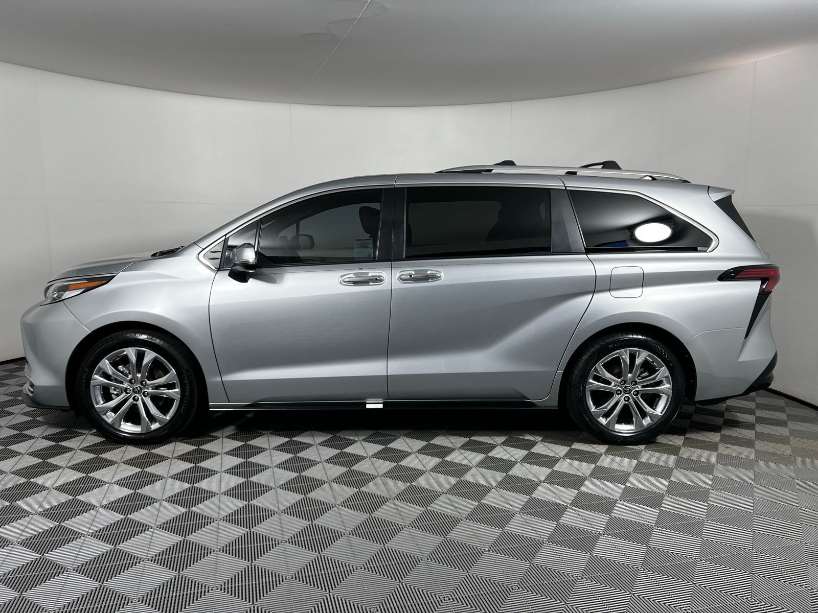 2022 Toyota Sienna Platinum 18