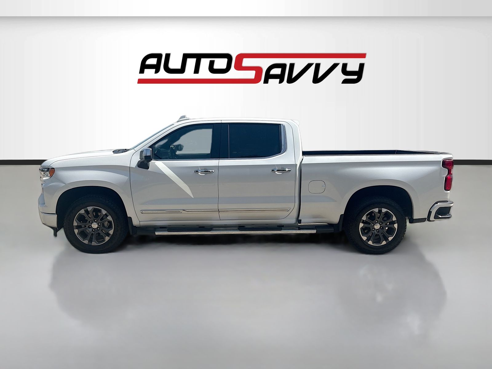 Used 2024 Beige Chevrolet High Country image 4