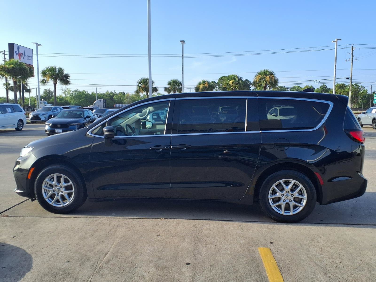 2024 Chrysler Pacifica Touring L - 8