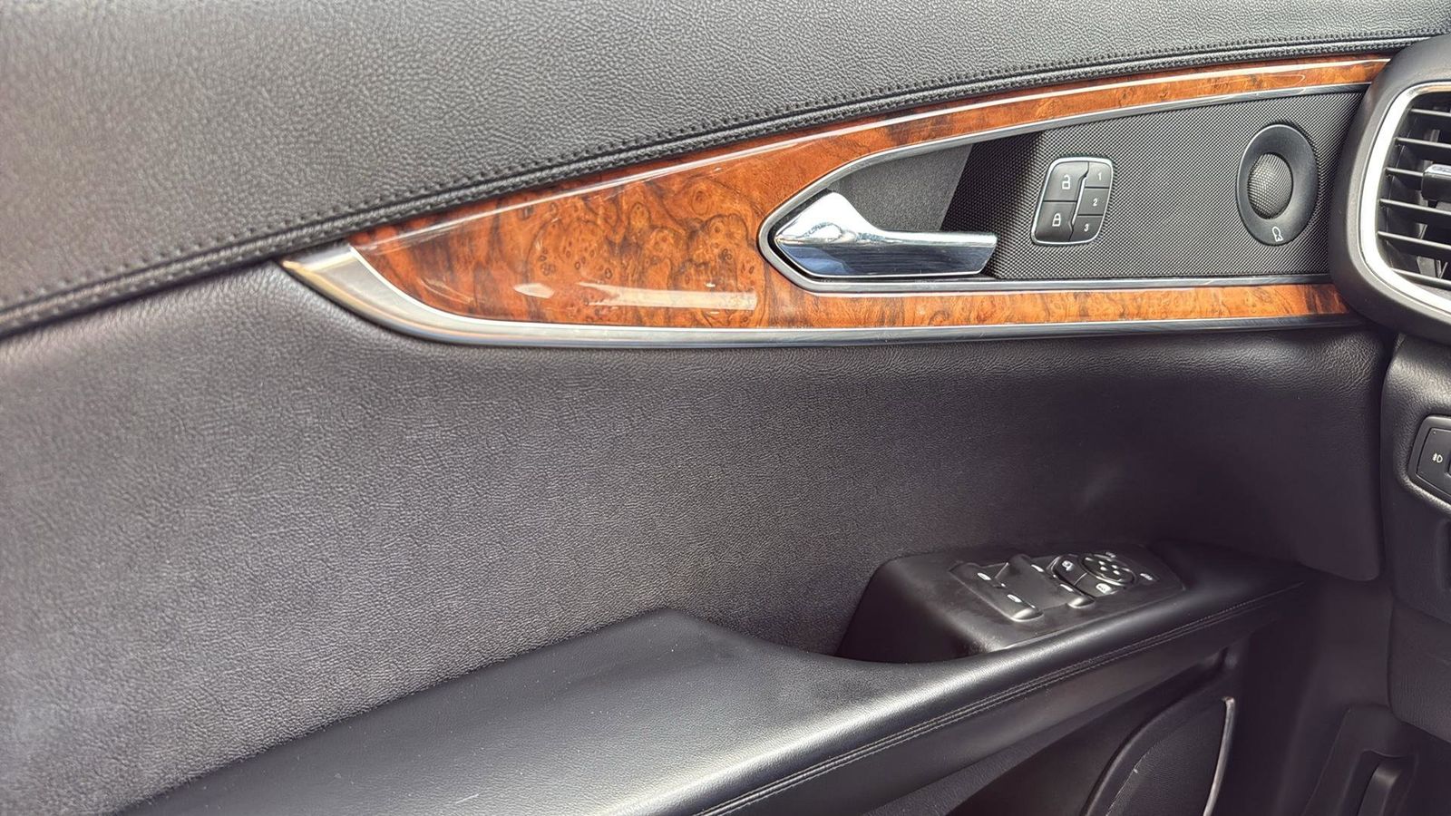 Used Car 2020 Lincoln Nautilus  Reserve For Sale Under $25,000 In Austin, Texas