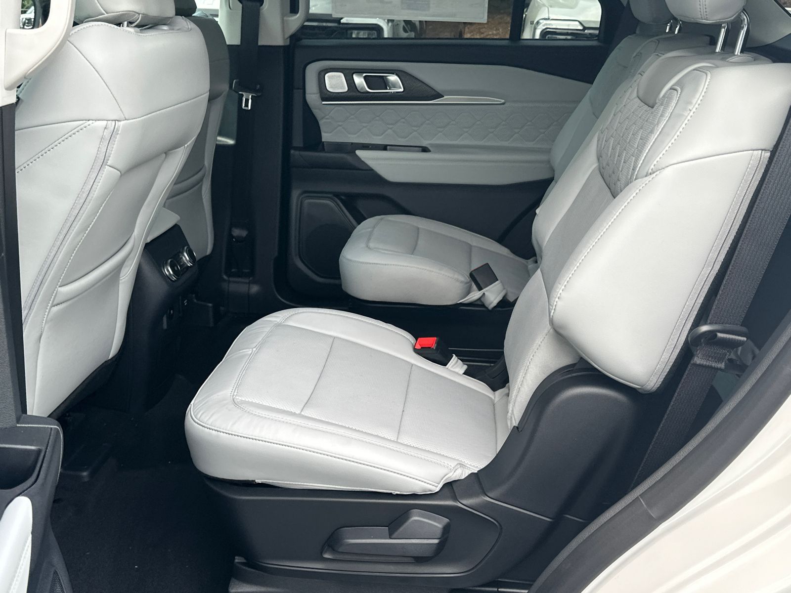 New 2026 Star White Metallic Tri-Coat Ford Platinum™ image 20
