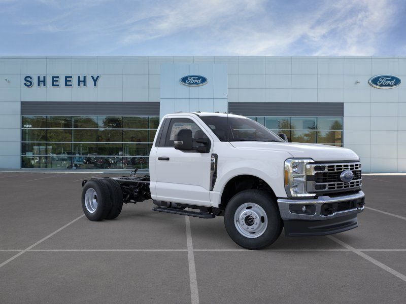 Oxford White 2025 Ford F-350 Super Duty Chassis XL Regular Cab DRW 4WD Pickup Truck Four-Wheel Drive Automatic