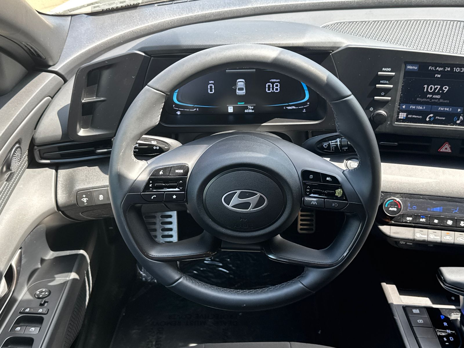 Used 2025 White Hyundai SEL Sport image 23