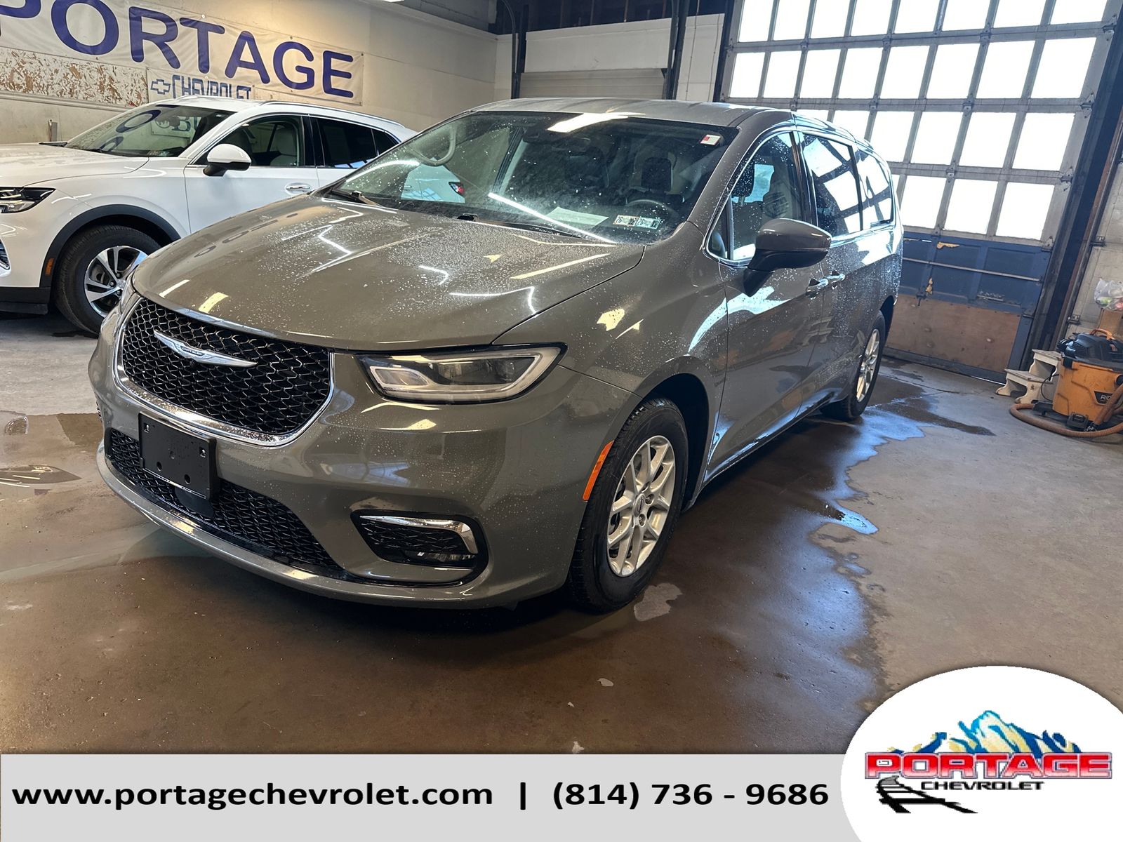 Ceramic Gray Clearcoat 2023 Chrysler Pacifica Touring L FWD Minivan Front-Wheel Drive 9-Speed Automatic