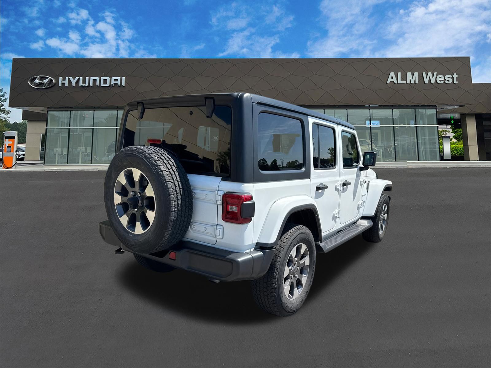 Used 2022 White/off-white Jeep Unlimited Sahara image 5