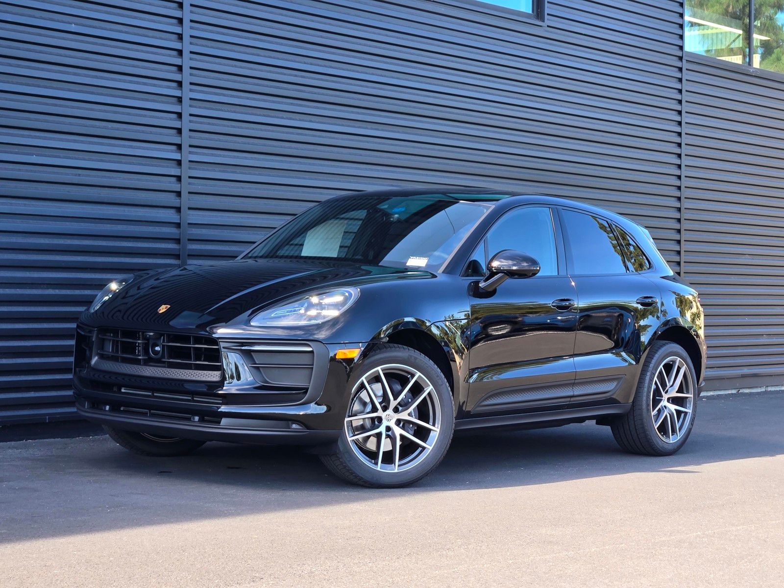 2026 Porsche Macan Base — full photo 1 of 27