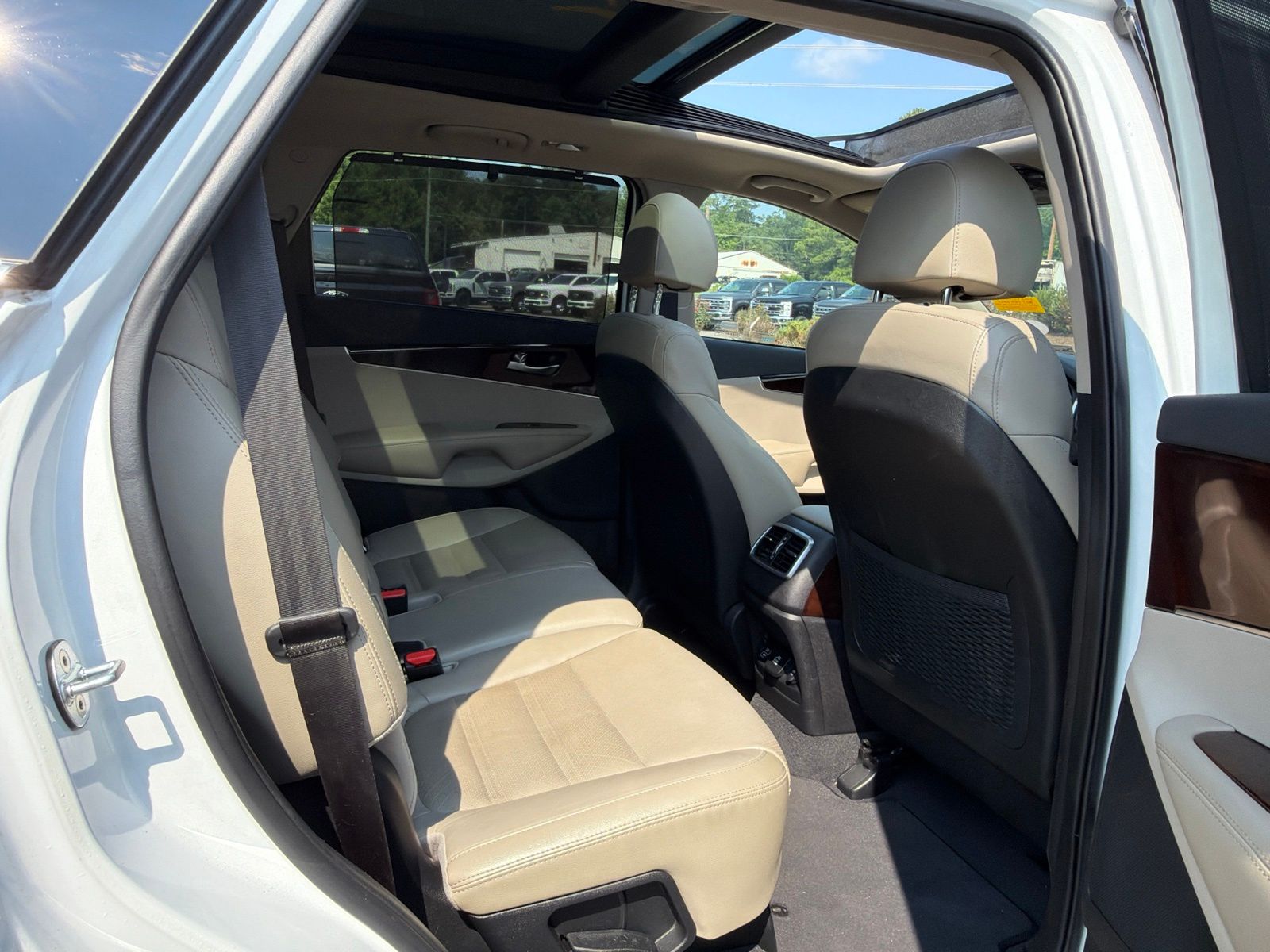 Used 2018 White Kia EX image 11