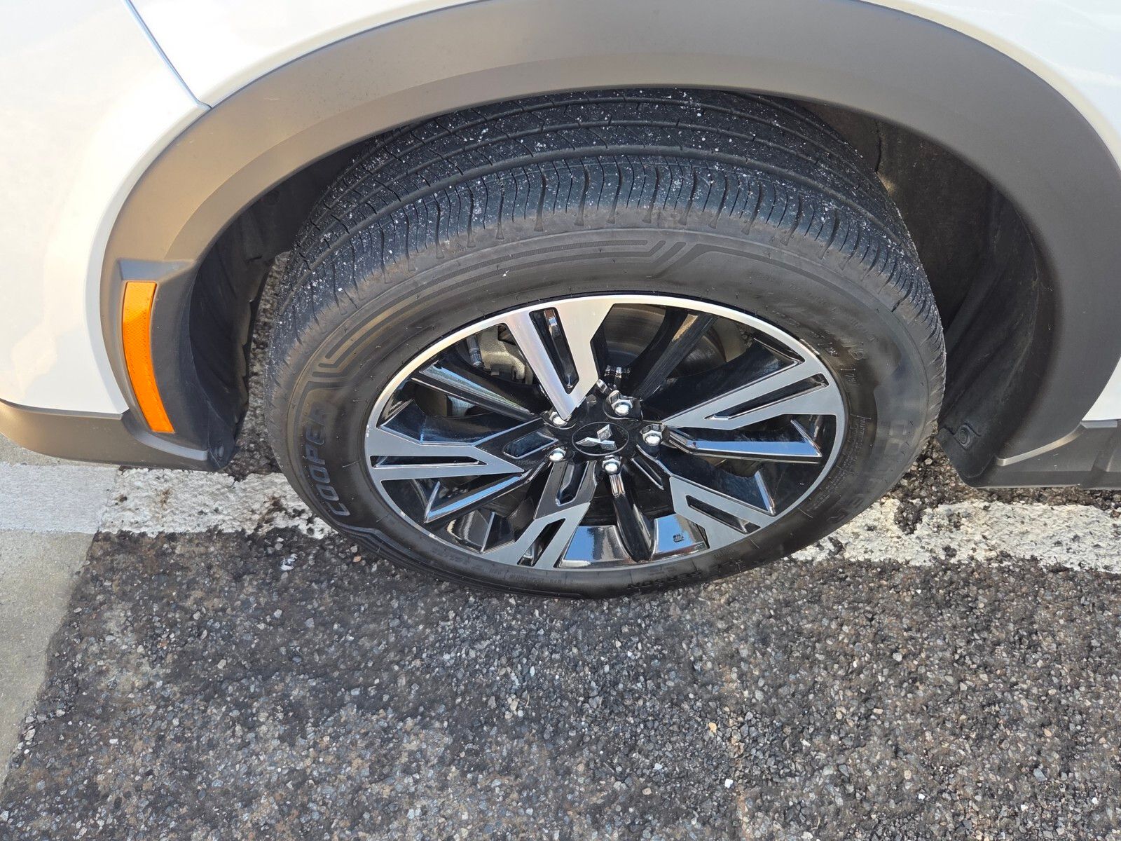Used 2024 White Diamond Mitsubishi SE image 4