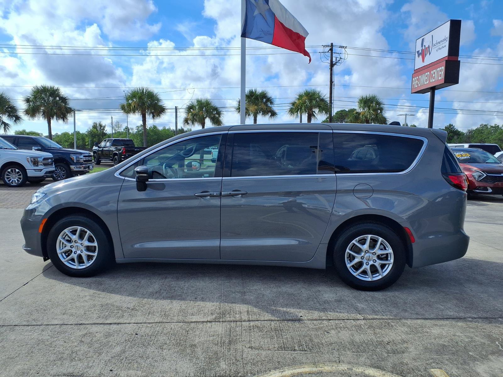 2025 Chrysler Pacifica Select - 8