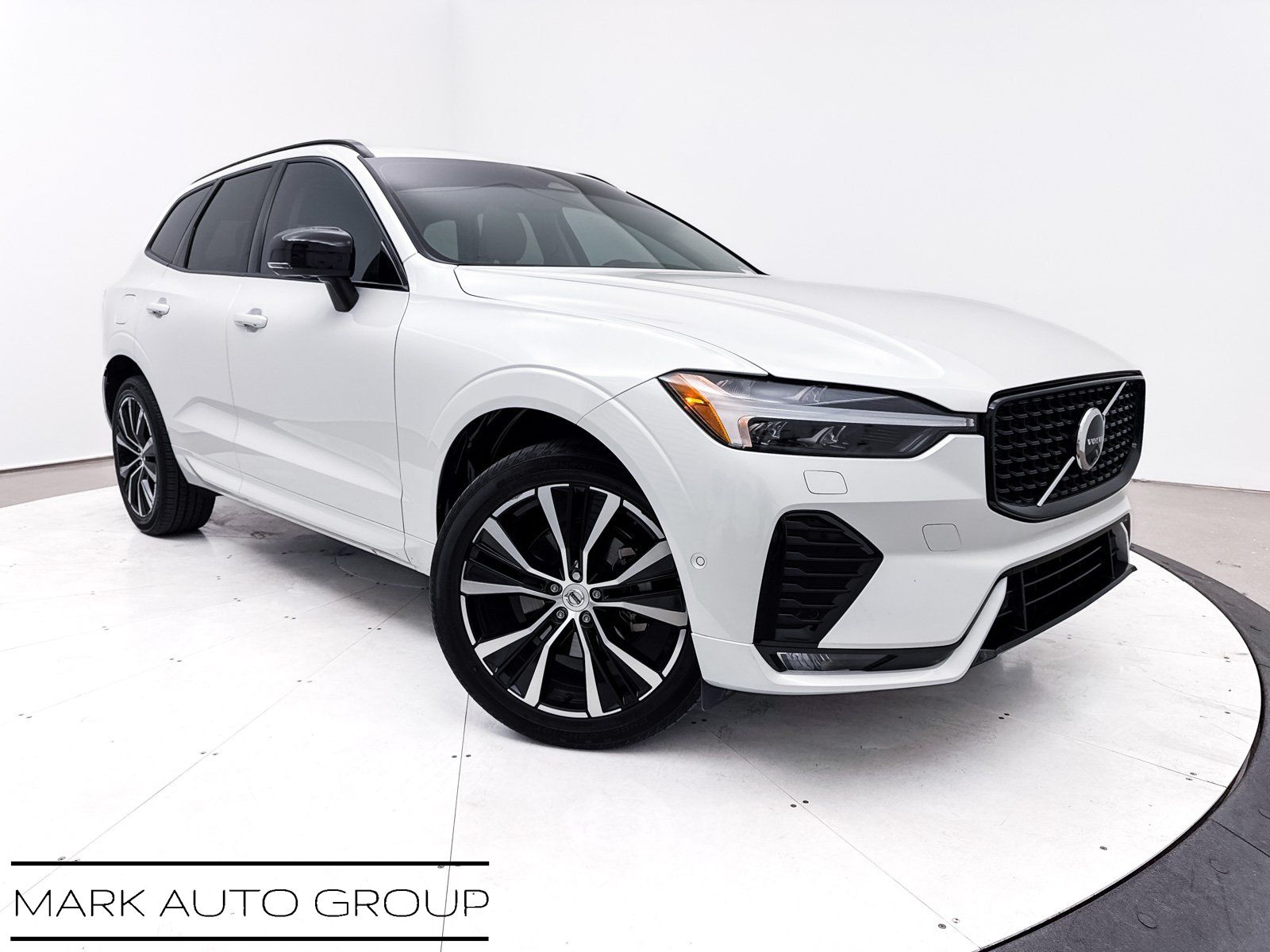 2024 Volvo XC60 B5 Plus Dark Theme