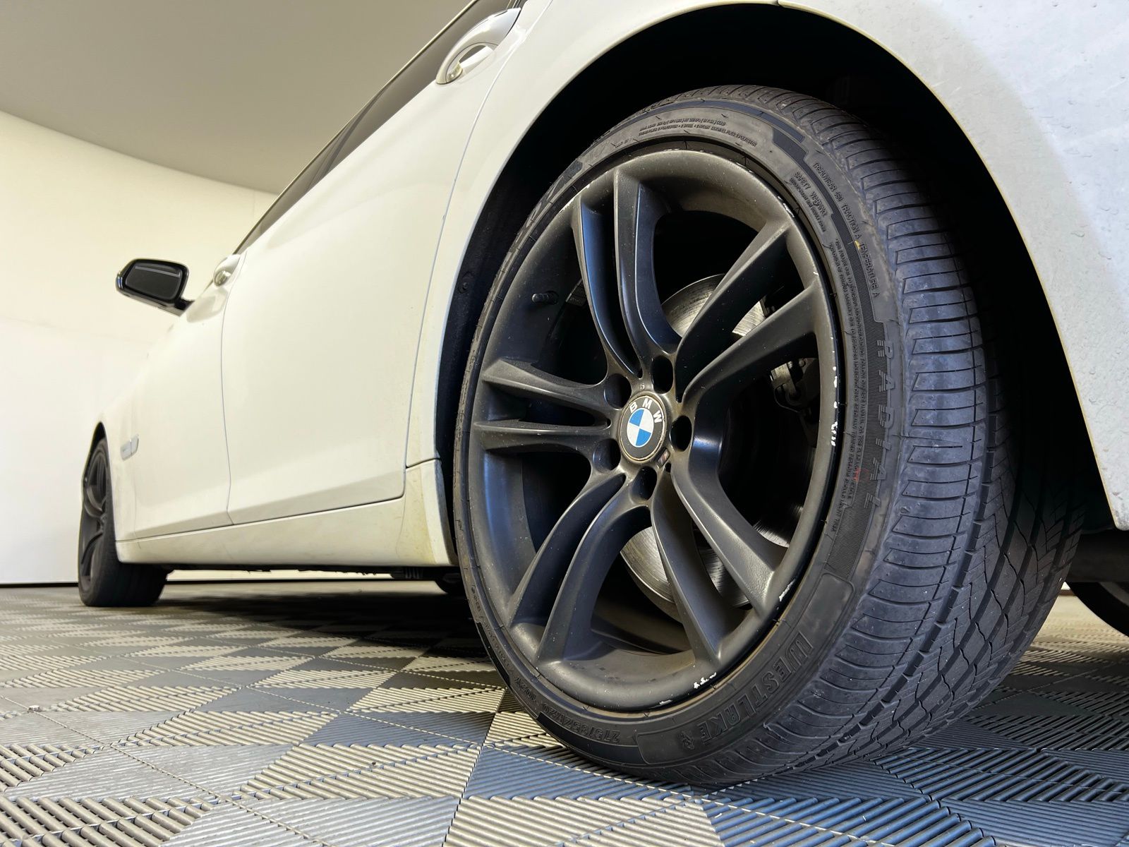 Thumbnail: 2014 BMW 7 Series - 12
