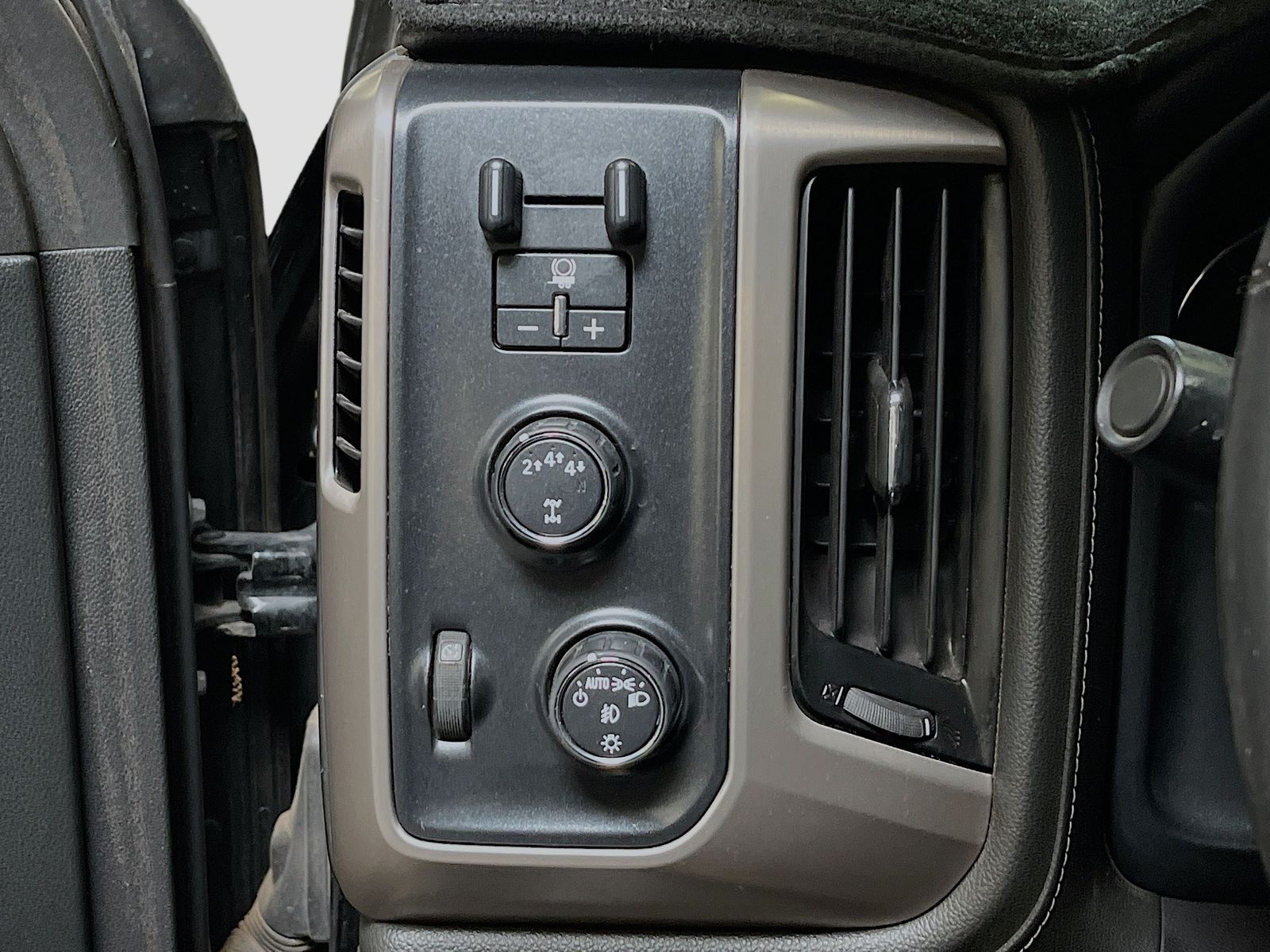 Used 2016 Black GMC Denali image 10