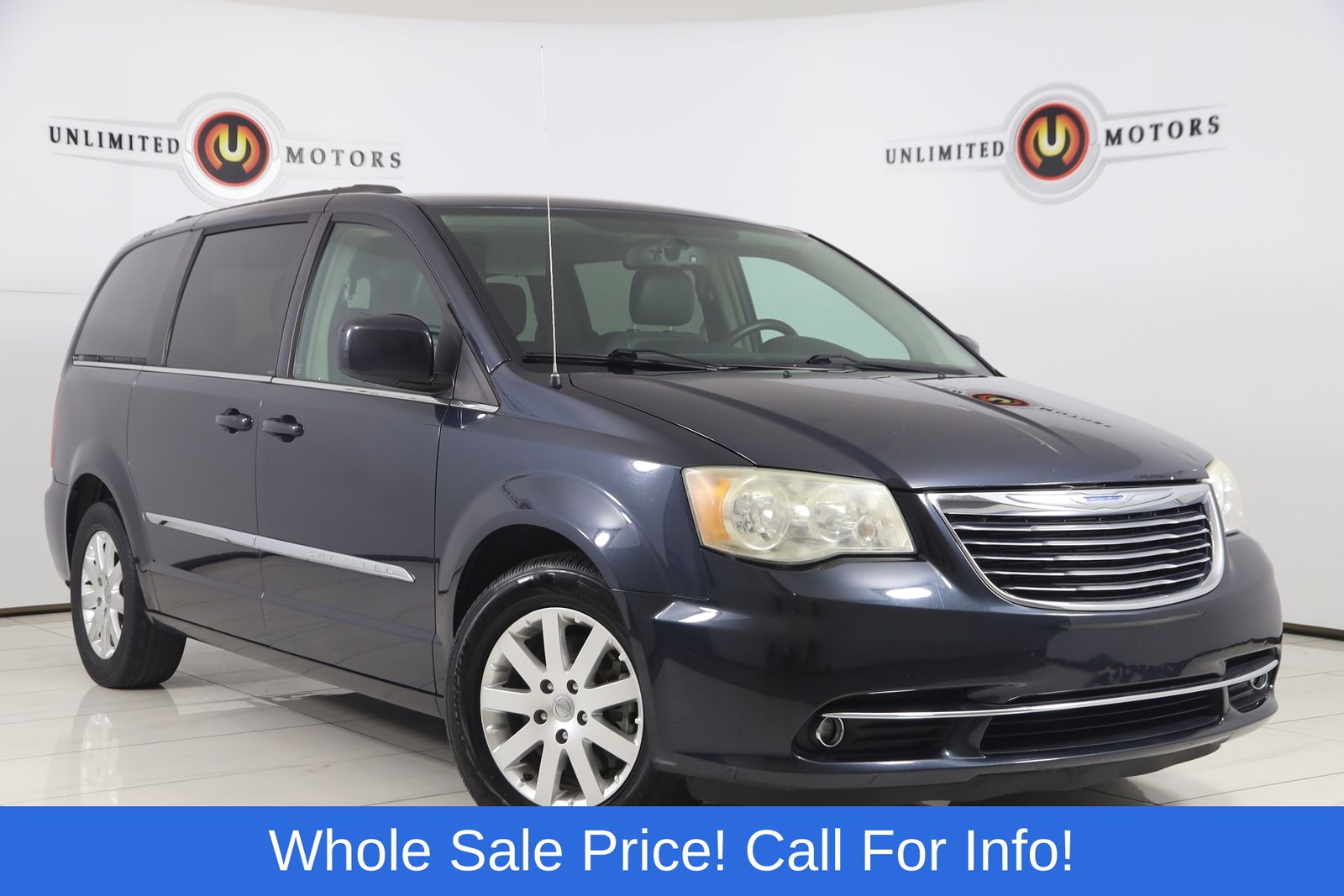 Gray (Maximum Steel Metallic Clearcoat) 2013 Chrysler Town & Country Minivan Front-Wheel Drive 6-Speed Automatic