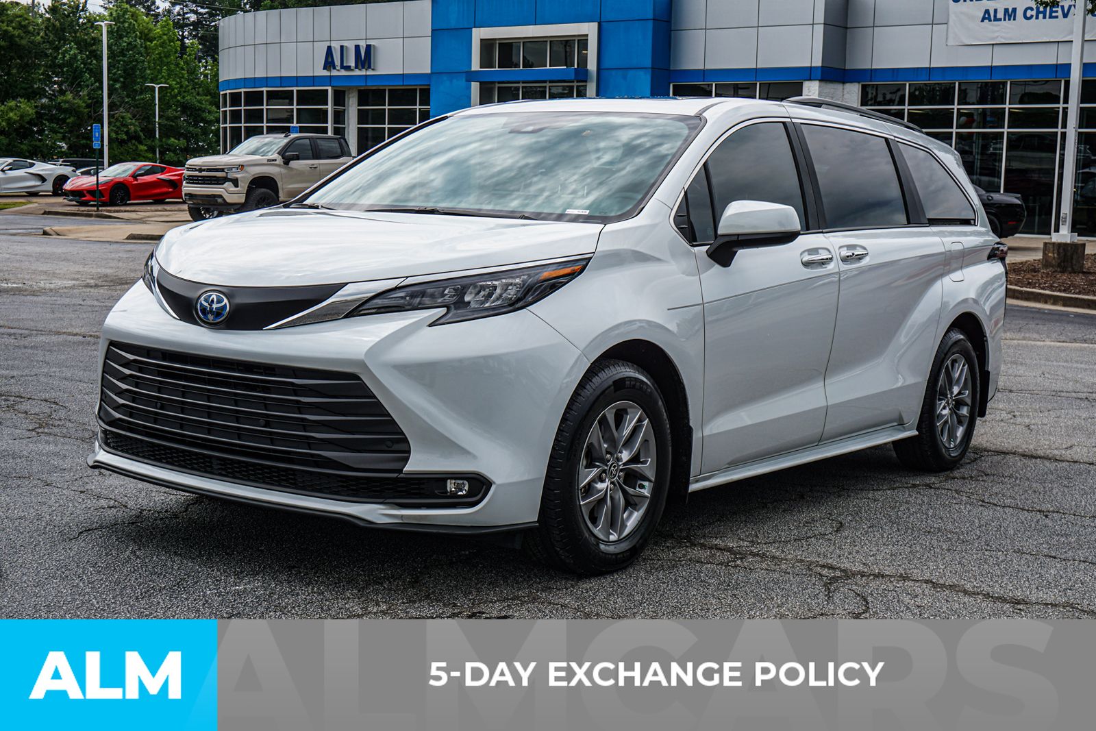 Used 2025 Beige Toyota XLE image 5