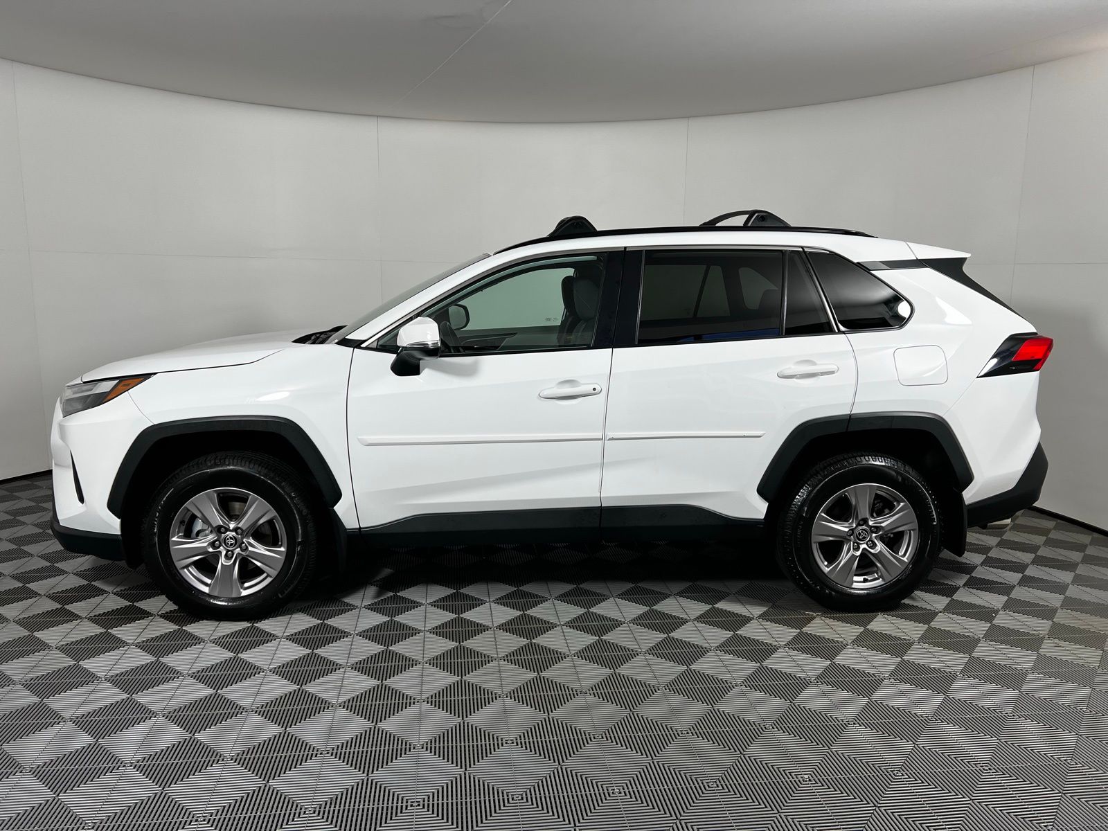 Thumbnail: 2022 Toyota RAV4 - 8