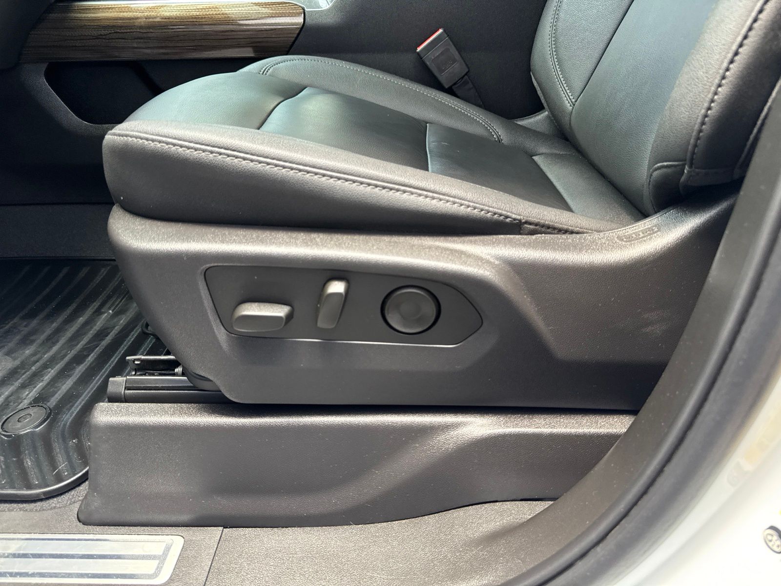Used 2024 Summit White Chevrolet LT image 34