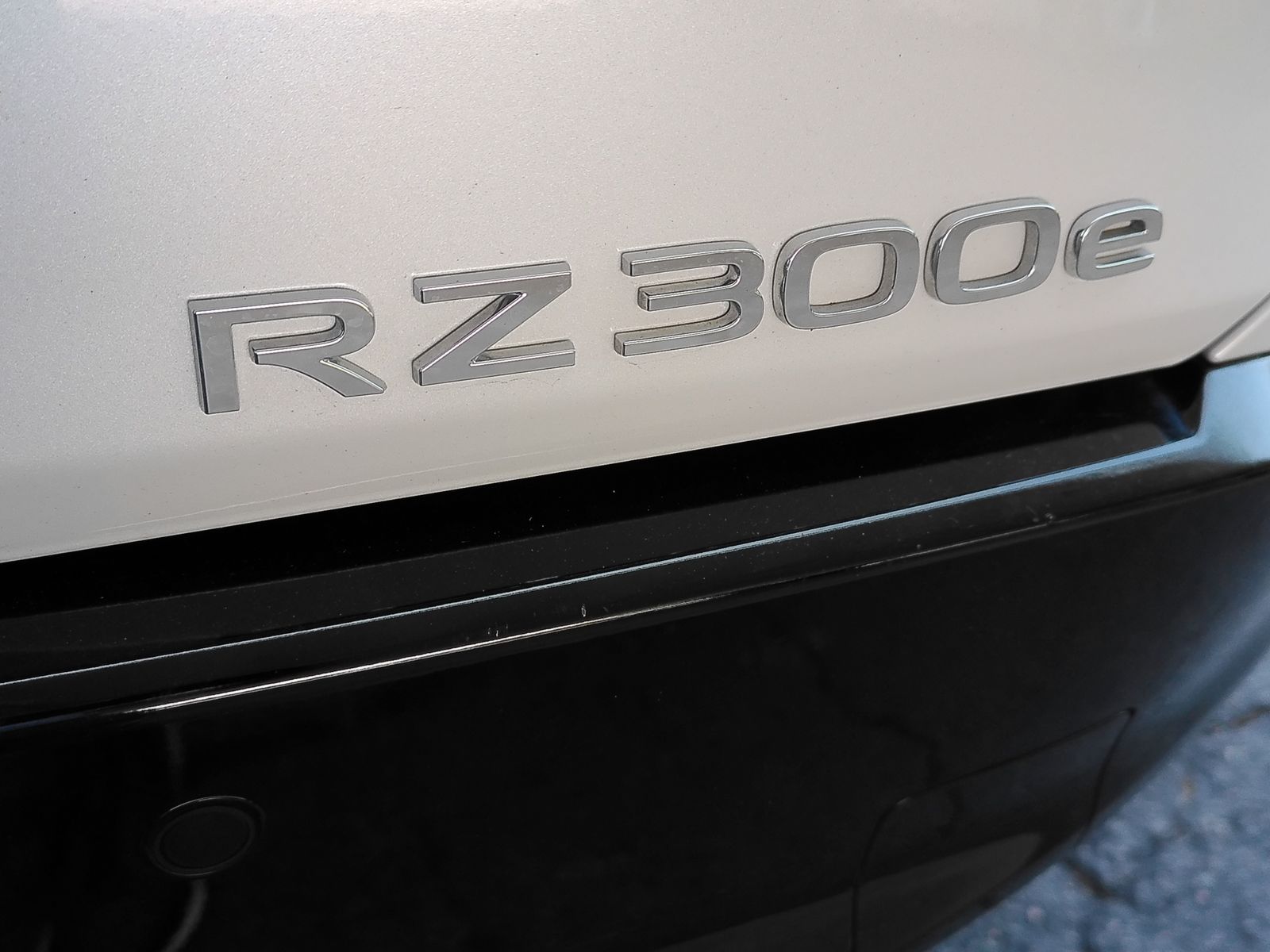Used 2024 White Lexus 300e Premium image 29