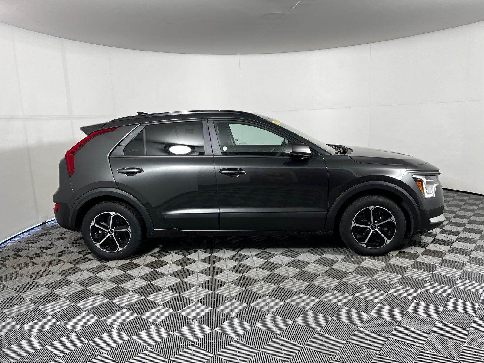 Thumbnail: 2025 Kia Niro - 4