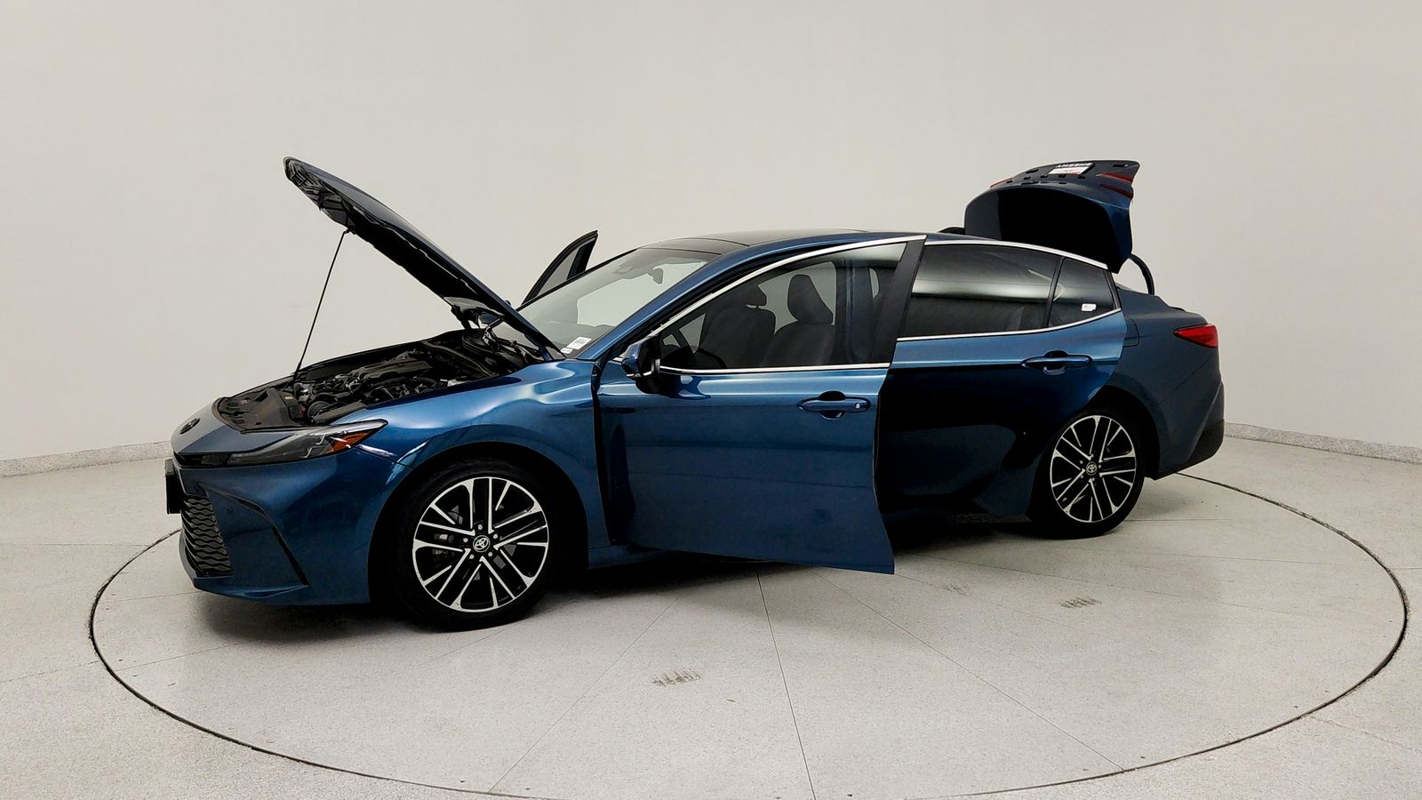Used 2025  Toyota XLE image 10
