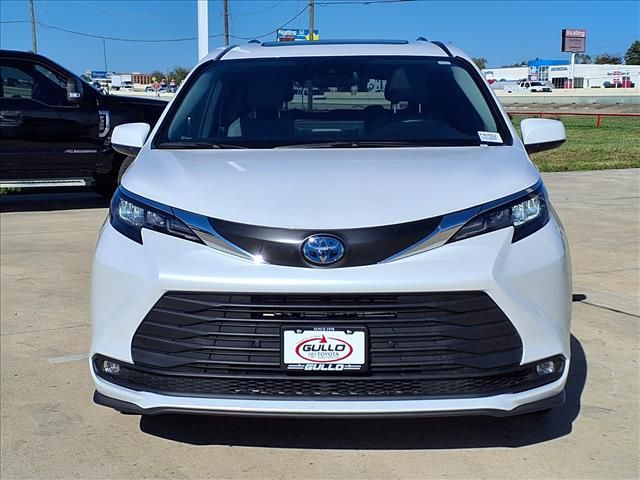 2025 Toyota Sienna XLE  at Gullo Toyota