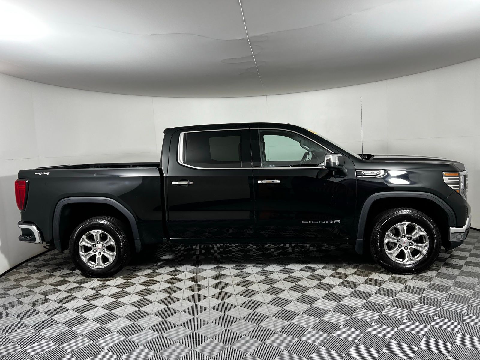 2024 GMC Sierra 1500 SLT 3