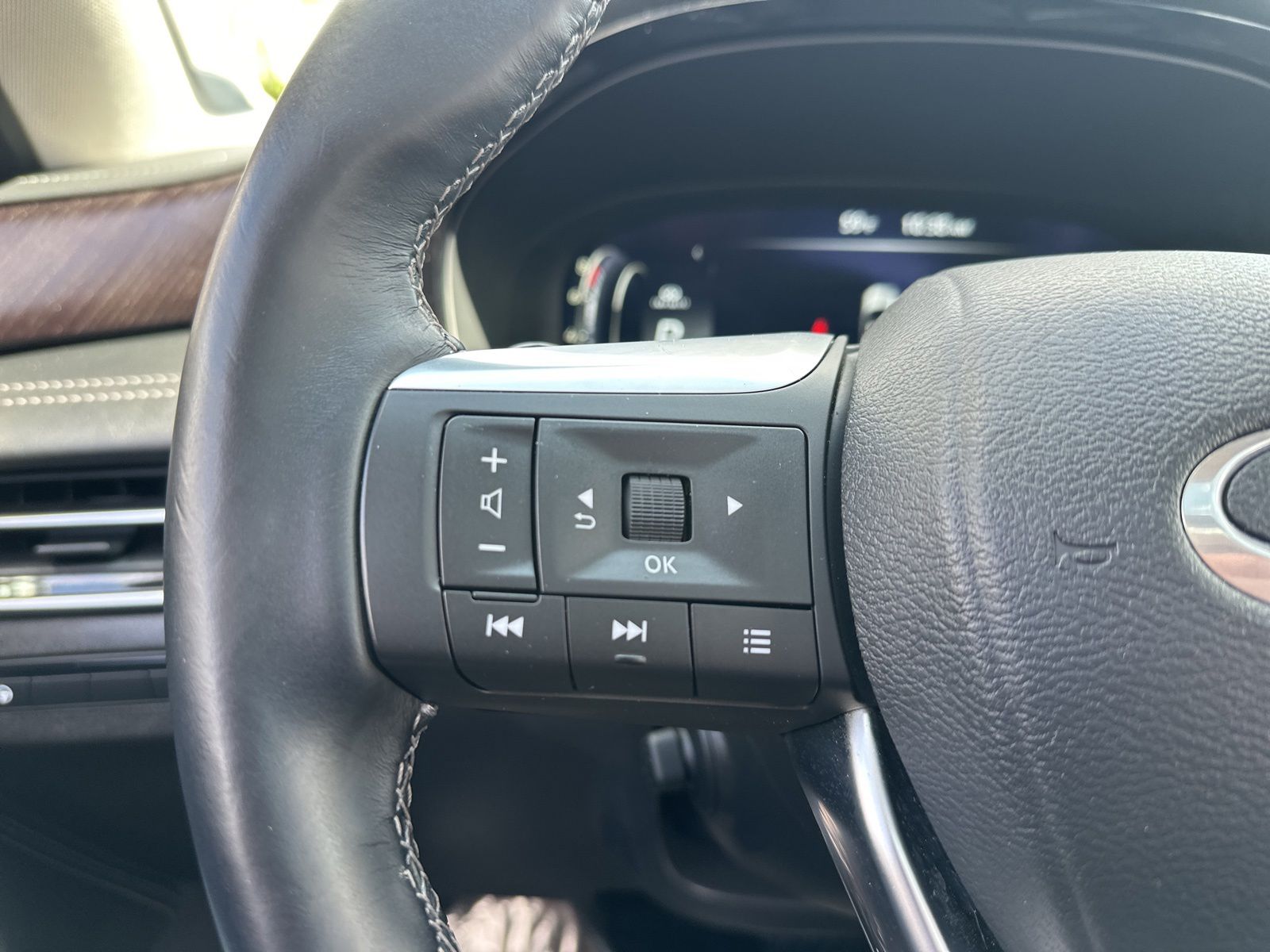 Used 2024 Black INFINITI Sensory image 19
