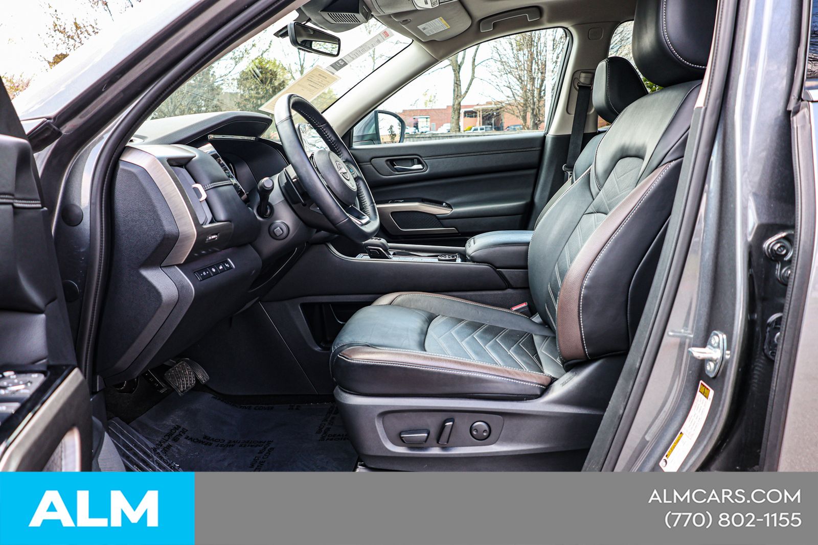 Used 2024 Gray Nissan Platinum image 18