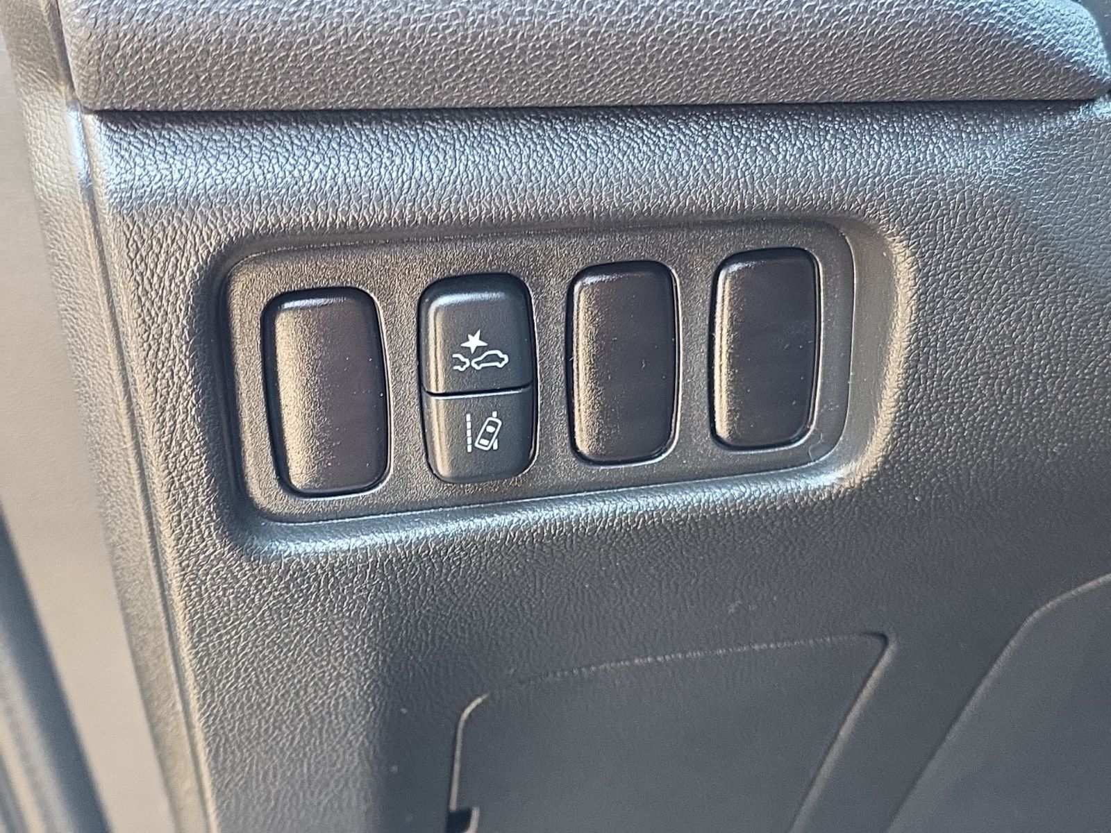 Used 2024  Mitsubishi 2.0 ES image 25