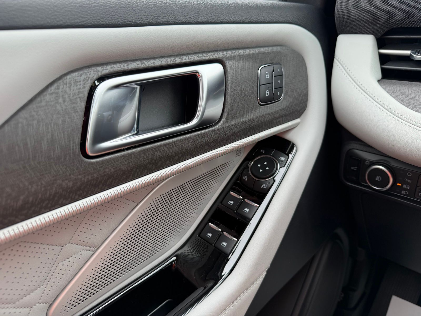 2026 Ford Explorer image 25
