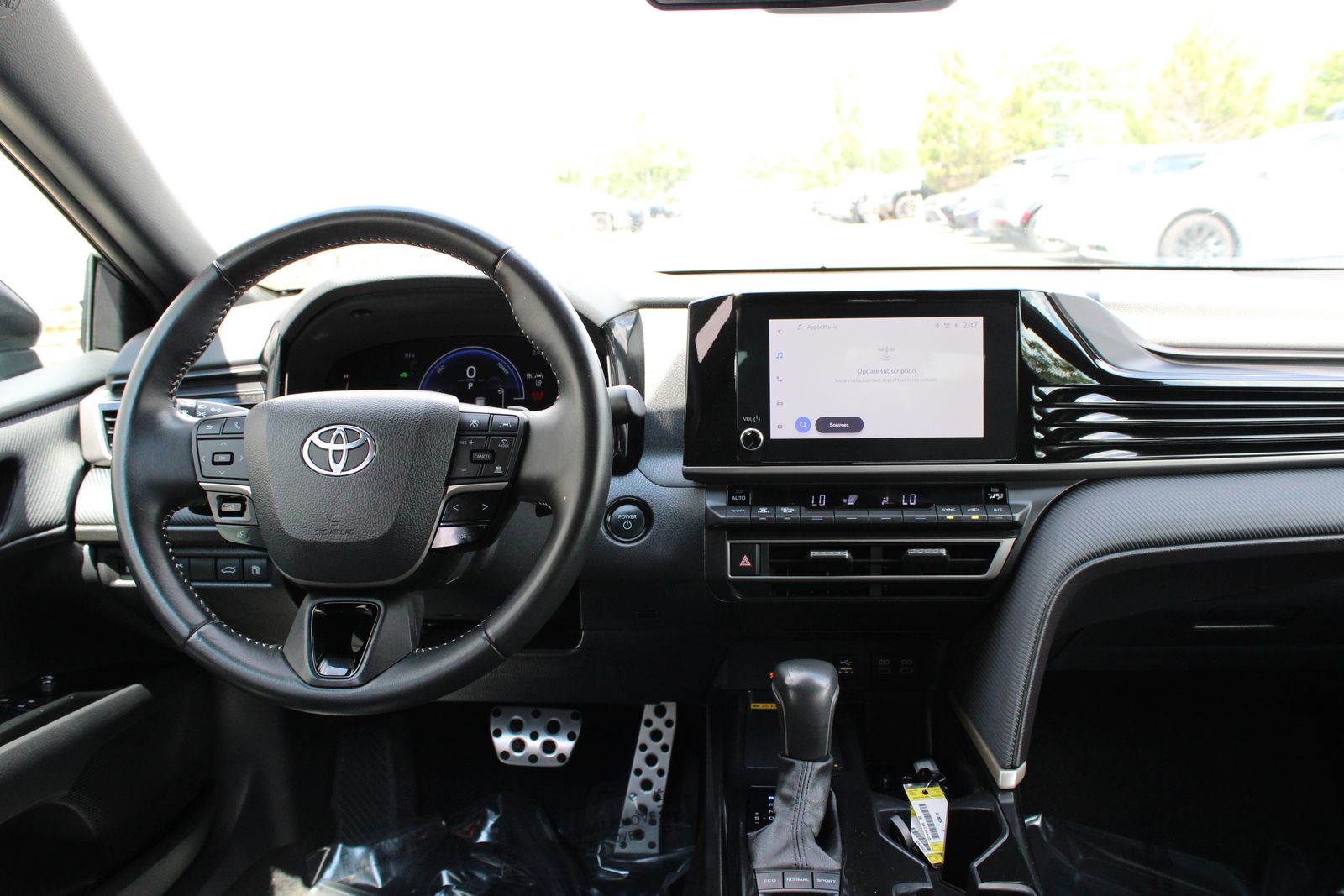 Used 2025  Toyota SE image 2