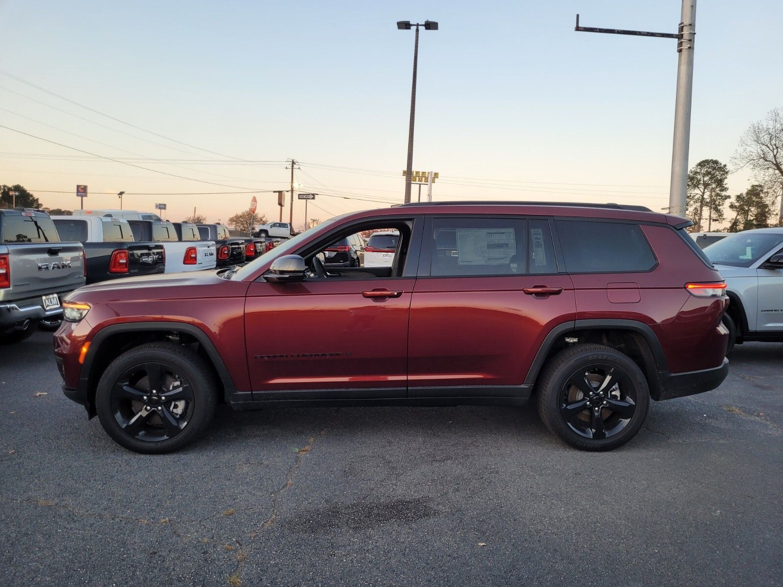 2025 Jeep Grand Cherokee Altitude X photo 2