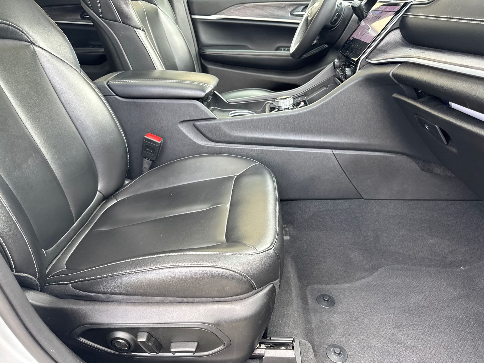 Used 2024 Silver Jeep 4xe image 13