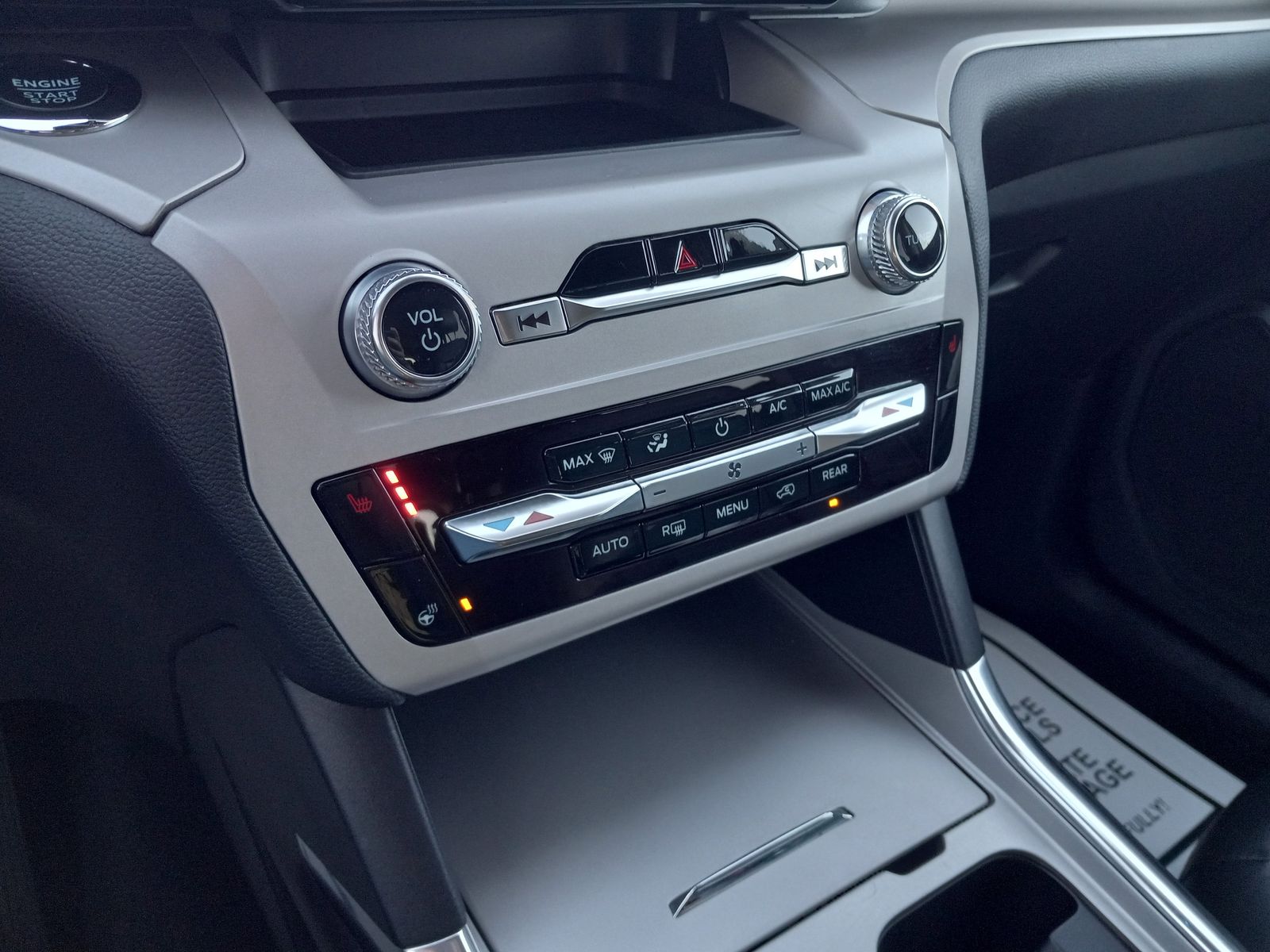 2023 Ford Explorer image 24