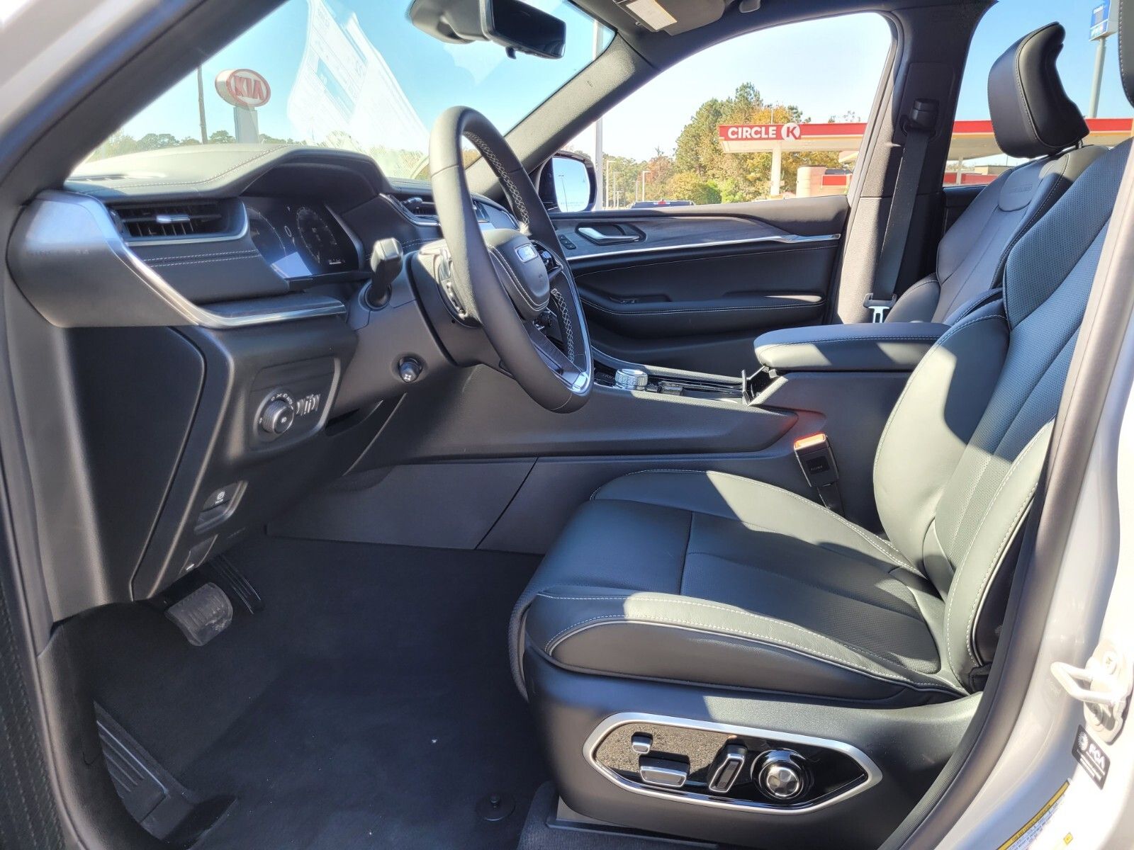 2025 Jeep Grand Cherokee Overland photo 3