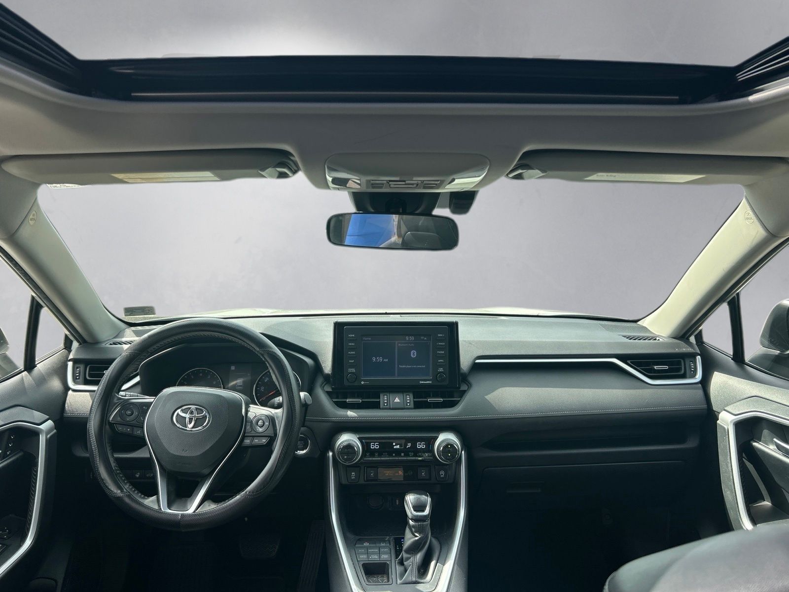 Used 2020 White Toyota XLE Premium image 3