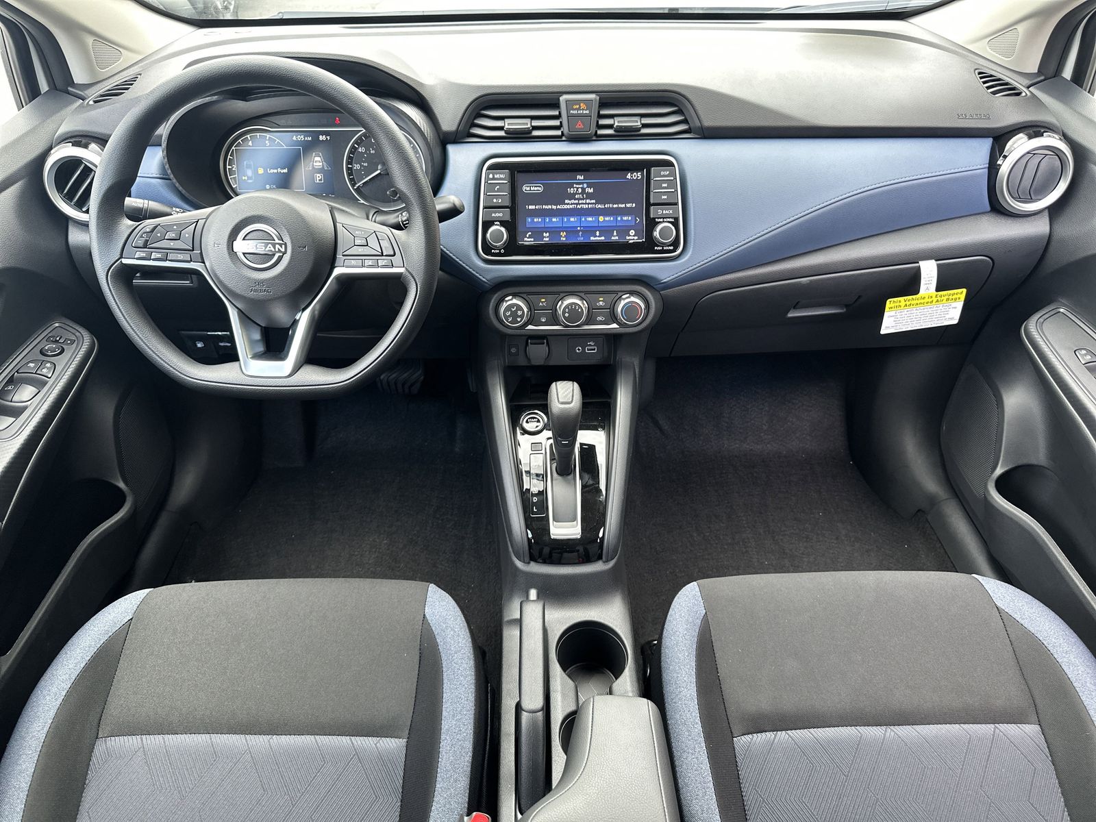 2025 Nissan Versa 1.6 SV photo 2