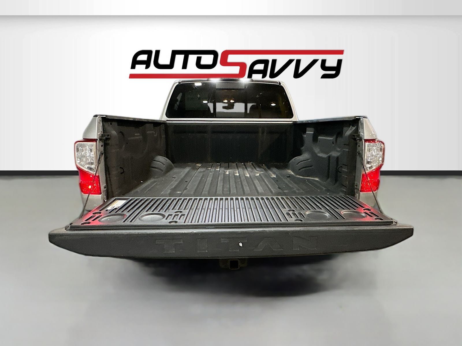 Used 2019 Silver Nissan PRO-4X image 25