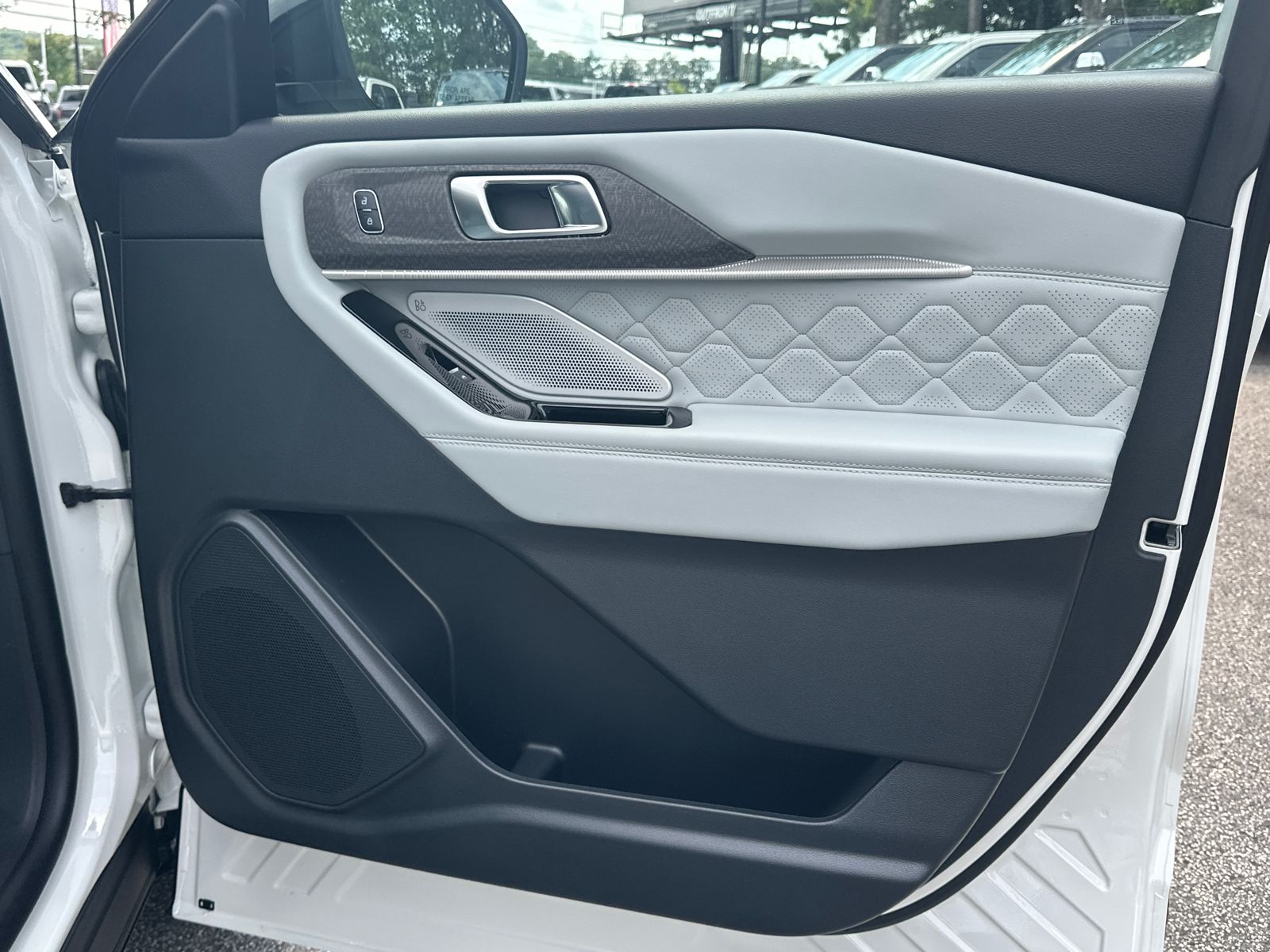 New 2026 Star White Metallic Tri-Coat Ford Platinum™ image 15